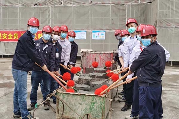 2-中國航發(fā)商發(fā)臨港基地在建項(xiàng)目主體結(jié)構(gòu)全面封頂.jpg 2-中國航發(fā)商發(fā)臨港基地在建項(xiàng)目主體結(jié)構(gòu)全面封頂.jpg